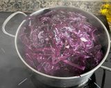 Foto del paso 2 de la receta: Chuleticas de cordero lechal con ensalada de col lombarda y pasas en reducción de Pedro Ximenez