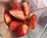 A picture of step 1 of Fresh Strawberry Juice.