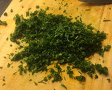 Foto del paso 2 de la receta: Pollo empanado con ajo y rúcula