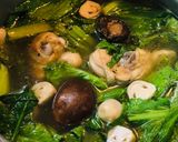 Hình bước làm 5 của món Canh Đùi Gà Nấu Nấm Và Cải Bẹ Xanh
