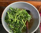 Foto langkah ke 2 dari resep Bayam Tumis Bawang Putih.