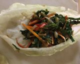 Foto del paso 6 de la receta: Dumpling de Coll relleno de pollo y vegetales cocidos al vapor en crema mutabal con ensalada
