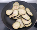 Foto del paso 6 de la receta: Chorizos con berenjenas en salsa de tomate casera