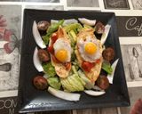 Foto del paso 3 de la receta: Milanesa de pollo con cama de ensalada pimientos asados y huevos de codorniz
