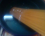 Foto del paso 2 de la receta: Espagueti con salsa a los cuatro quesos con salchicha