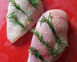 Foto del paso 9 de la receta: Pechuga de pollo al horno con romero y picada de ajos, perejil