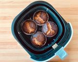 Foto del passaggio 2 della ricetta Tortino dal cuore morbido di cioccolato fondente cotto in Airfryer