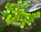 ‌ दही मसाला भिंडी साथ चौकोर पराठा रेसिपी चरण 4 फोटो
