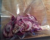 Foto del passaggio 2 della ricetta Filetto di tonno in crosta di pistacchi con cipolla in cottura sottovuoto a bassa temperatura