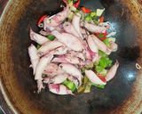 Foto langkah ke 3 dari resep Oseng Cumi Asin Pedas.