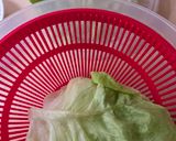 Foto del paso 1 de la receta: Ensalada de palta, frutillas y queso Feta sobre colchón de lechuga 🥗