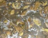 Foto langkah ke 3 dari resep Brokoli jamur cah sapi lada hitam.