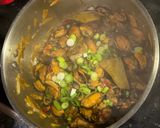A picture of step 4 of Sweet & Spicy Sauté Mussels.