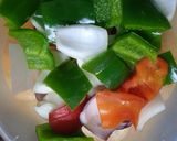 Foto del paso 3 de la receta: Brochetes de carne picada con cebolla, morrón rojo y verde