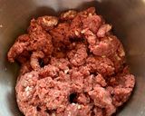 A picture of step 1 of Boerewors Burgers.