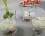 Foto del paso 7 de la receta: Vasitos de fresas con crema de queso