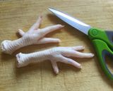 Foto del paso 2 de la receta: Caldo de patitas de pollo