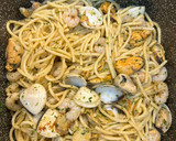 Foto del paso 4 de la receta: Spaghetti al ajillo frutti di mare en Airfryer Cosori