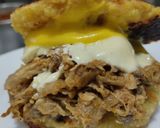 Foto del paso 8 de la receta: Sandwich🥯de pollo🍗bbq, queso🧀y miel mostaza🍯🥪🥯