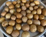 Foto langkah ke 2 dari resep Crispy Roasted Potato with French Onion Dip.