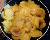 Foto del paso 2 de la receta: Tortilla de patatas, cebolleta y pimientos
