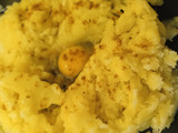 Ñoquis de remolacha rellenos + salsa de morrón al curry