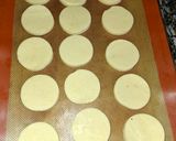 Foto del paso 3 de la receta: Alfajores cubiertos de chocolate blanco