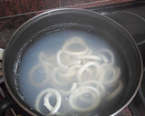 Foto del paso 1 de la receta: Calamares en salsa con arroz blanco y guisantes