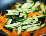 Hình bước làm 2 của món 🌱 Bí Ngòi Non Xào Cà Rốt Chay