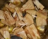 Hình bước làm 5 của món Cá chuồn kho mít non