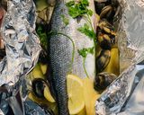 Foto del passaggio 6 della ricetta Spigola al cartoccio con vongole
