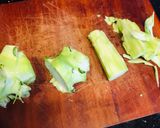 Hình bước làm 4 của món Bông cải xanh luộc hết không bỏ thân và lá