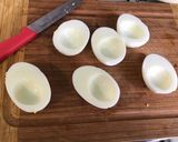 Une image de l'étape 9 de Œufs farcis aux sardines, tomate et épices, câpres et endive italienne.