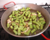 Foto del paso 4 de la receta: Paella de verduras, gambas y bacalao