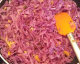 Foto del paso 3 de la receta: Lombarda salteada con piñones pasas y manzana