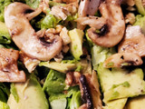 Ensalada con aguacate y champiñones macerados