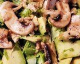 Foto del paso 4 de la receta: Ensalada con aguacate y champiñones macerados