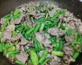 รูปขั้นตอนการทำที่ 2 ของ ผัดถั่วฝักยาวหมูหมัก