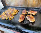 Une image de l'étape 13 de Travers de porc marinés aux courgettes jaunes, aubergine graffiti et tomates.