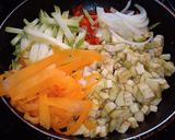 Foto del paso 2 de la receta: Salteado de verduras y pollo