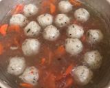 Foto langkah ke 6 dari resep Mushroom Ball Soup.