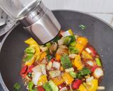 Foto langkah ke 5 dari resep Tenderloin Paprika Saus Lada Hitam.
