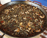 Foto del paso 3 de la receta: Arroz negro con rape y calamar al alioli a la leña