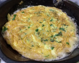 صورة لخطوة 12 من وصفة فريت اوملت بالمعدنوس 🥚🍟☘️