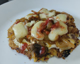 Foto del paso 5 de la receta: Torticas de coliflor a la pizza🍕de cebolla caramelizada🧅, queso crema🧀, tomate🍅