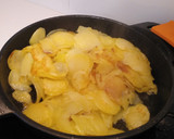 Foto del paso 5 de la receta: Patatas con huevos estrellados
