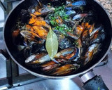 Foto del paso 2 de la receta: Mejillones al vapor en salsa de fish masala, mantequilla y ajos