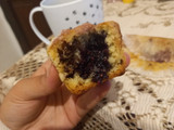 Magdalenas con chips de chocolate y mermelada de moras