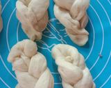 Foto langkah ke 5 dari resep Donat Kepang.
