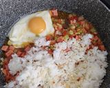 Foto langkah ke 2 dari resep Nasi Goreng SosTel pedas.